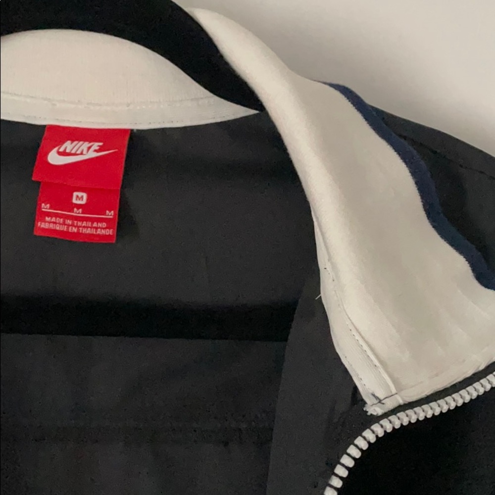 Cropped Lightweight Zip Up - Picture 4 of 4